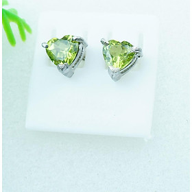 Bông tai nữ đá Peridot xanh lá tự nhiên mài giác trái tim 5.8mm