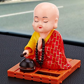 Tượng phật chú tiểu gõ mõ tụng kinh để taplo trang trí xe hơi ô tô