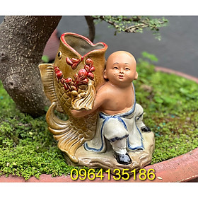 Mua Tượng chậu tiểu cảnh chú bé cõng cá gốm sứ Bát Tràng