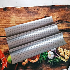 Mua Khay Vỉ nướng BÁNH MÌ BAGUETTE lượn sóng CHỐNG DÍNH khay NHÔM DÀY chắc chắn. Dụng cụ làm bánh 3 SÓNG tiện dụng cho LÒ NƯỚNG MINI. Khay chống dính làm cho bánh đẹp hoàn hảo  dễ vệ sinh  AN TOÀN KHI SỬ DỤNG
