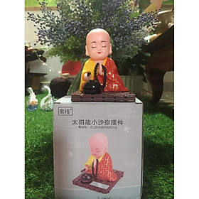Mua tượng chú tiểu tụng kinh gõ mõ . năng lượng mặt trời