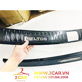 Ốp Chống trầy cốp trong, ngoài CARBON xe Kia Seltos 2020- 2021- 2022, vân cacbon cao cấp