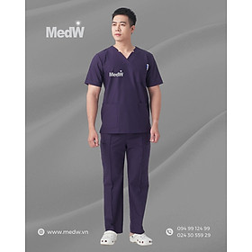 MedW Apollo Scrubs Y Tế Eggplant (Nam) Tím Cà Đậm Bộ Trang Phục Y Tế Bác Sĩ, Điều Dưỡng Phòng Khám Bệnh Viện Thẩm Mỹ Nha KHoa Da Liễu Vật Liệu Y Tế Cotton Xếp Ly Giữ Dáng. Thêu Tên Logo Thương Hiệu