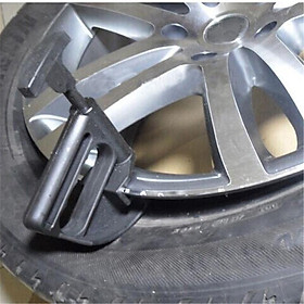 Hình ảnh 1 dụng cụ thay lốp xe hơi