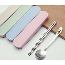 Mua Hộp set 2 đũa thìa dĩa inox sus304 tiện lợi gấu BEAR ( màu ngầu nhiên)