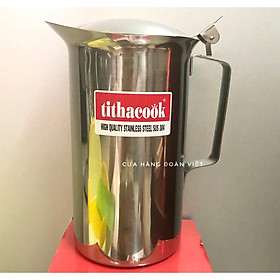 Ca Inox có nắp dung tích 2000ml ( 2 lít) - Inox 304. Ca thuận tiện lợi cho việc rót trà, cà phê, pha chế và rót soup. Đồ Gia Dụng nhà bếp pha chế làm bánh nguyên liệu