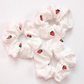 Combo 3 dây buộc tóc Scrunchies dâu tây. (Tặng kèm kẹp tóc ngẫu nhiên)