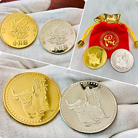 Cặp Đồng Xu Phong Thủy Hình Con Trâu Đài Loan Kèm Miếng Dán Điện Thoại Hình Mèo Vàng