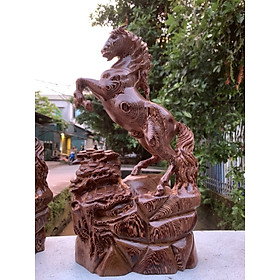 Tượng con ngựa trang trí phong thủy hút tài lộc bằng gỗ mun đuôi công kt cao 40×22×7,5cm
