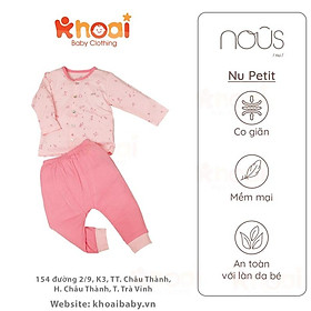 Bộ cài thẳng dài Nous petit hồng nhạt có họa tiết - Chất liệu Nu Petit 95% cotton thiên nhiên