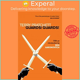 Sách - Guards! Guards! : Introduction by Ben Aaronovitch by Terry Pratchett (UK edition, paperback)