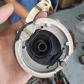Má và Bố thắng trước xe đạp điện