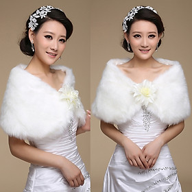 Khăn Choàng Lông Cô Dâu Cúc Đính Hoa Nhiều Cánh 150 Số 1, Chất Liệu Lông Mềm Mịn, Không Gây Khó Chịu, Choàng Vai Giữ Ấm Tốt Khi Ở Ngoài Trời, Màu Trắng Tinh Khôi, Dễ Kết Hợp Với Các KiểuTrang Phục Cưới Và Các Phụ Kiện Cô Dâu Khác Hoặc Tham Gia Sự Kiện, Chụp Ảnh, Tạo Phong Cách Tự Tin, Nổi Bật, Quyến Rũ, Tôn Lên Các Nét Đẹp Quý Phái, Sang Trọng, Che Đi Khuyết Điểm