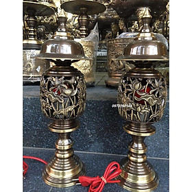 Đôi đèn thờ họa tiết hoa sen màu giả cổ bằng đồng cao 38cm