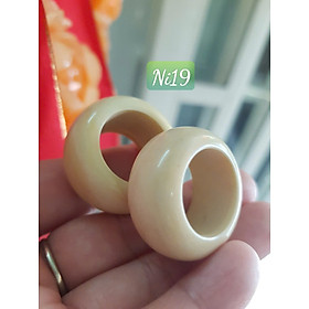 Nhẫn Nam Giả Ngà hay Xương Mỹ Nghệ màu trắng Ni 19mm Cao 15mm Dầy 6mm Dành Cho Các Anh Nam đeo nhẫn ngón tay cái hay bất kỳ ngón tay nào ni lọt vừa tay là 19mm rẻ vẫn đẹp như thường ạ