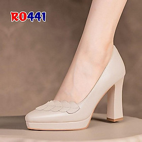 Giày cao gót nữ màu đen 8p RO441 ROSATA tại BCASHOP bít mũi, có nhấn dây trái tim lạ mắt, siêu dễ thương và thời trang