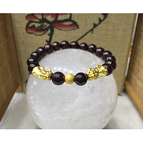 Vòng tay phong thủy Ngọc Hồng Lựu (Garnet) 8 ly mix Charm Tỳ Hưu Bạc Mạ Vàng 24K