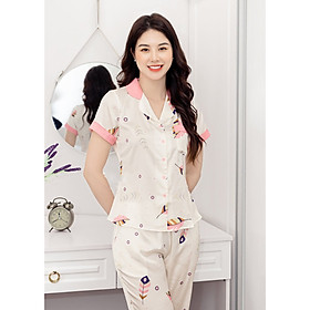 Bộ đồ mặc nhà mặc ngủ kiểu dáng Pijama chất liệu lụa cao cấp tay cộc quần dài có túi 2 bên và trước ngực họa tiết lông vũ hồng nền trắng hàng thiết kế H234