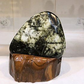 Mua Cây đá để bàn tự nhiên chất ngọc serpentine xanh đậm và tô điểm vân trắng bóng nặng 3.2 kg cho người mệnh Hỏa và Mộc