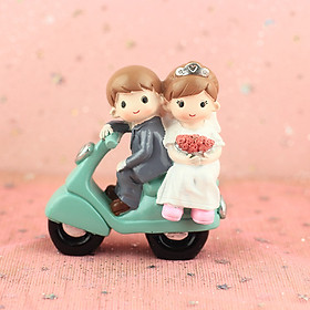 Mua Tượng trang trí Chú rể và cô dâu ôm bó hoa hồng trên xe máy dễ thương