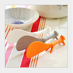 Mua Vá xới cơm luá mạch hình chú sóc dễ thương- Giao màu ngẫu nhiên