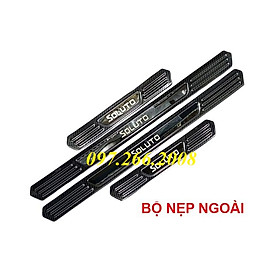 Ốp bậc cửa, Nẹp bước chân trong+ ngoài CARBON xe Kia Soluto 2018- 2023 vân cacbon cao cấp