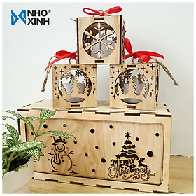 Hộp 3 đèn vuông trang trí cây thông Noel có đèn nến ánh sáng vàng, nhãn hiệu Nho Xinh, xuất xứ Việt Nam, có thể làm quà tặng, quà lưu niệm