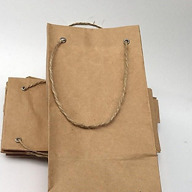 Túi giấy có quai xách kiểu đáy vuông bấm khuyu
