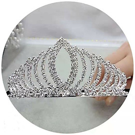 Vương niệm vương miện cho bé gái 