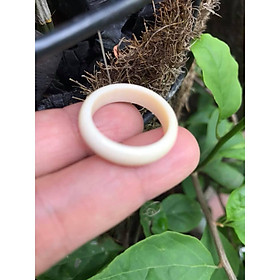 CHIẾC NHẪN NỮ NI 18MM  MÀU TRẮNG NGÀ VÂN ĐẸP  SIZE NHẪN 18MM X BẢN MỎNG CAO 5,2MM X DẦY 3MM