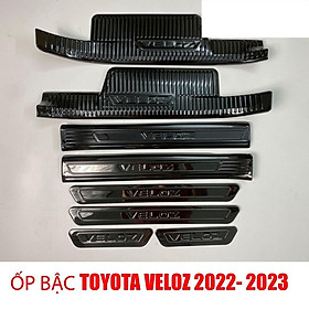 Ốp bậc cửa , nẹp bước chân Toyota Veloz 2022-2023 cao cấp -mẫu Titan 8 chi tiết