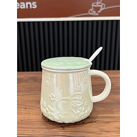 Ly gốm sứ họa tiết Thỏ dập nổi có kèm muỗng sứ và nắp sứ Xanh lá