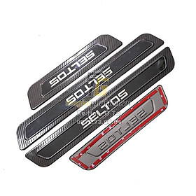 BỘ SẢN PHẨM Nẹp bước chân và ốp chống trầy cốp Kia Seltos - Mẫu vân Carbon