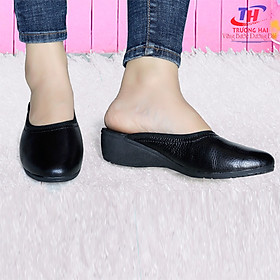 Dép bít mũi nữ Trường Hải đế xuồng cao 4cm da bò thật mềm mại BM177 - Đen - 37