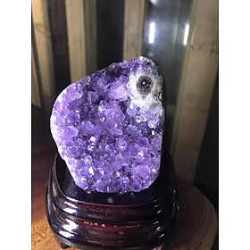 Miếng Đá Thạch Anh Tím Đẹp Lạ Có Mắt Đen Tròn Ở Trên Nhìn Rõ Đế Gỗ Size cao 13cm Đk 11cm Công dụng Thu Hút Tài Lộc hợp Anh Chị Mệnh Hỏa mệnh Thổ đặt bàn làm việc, bàn thờ thần tài ạ