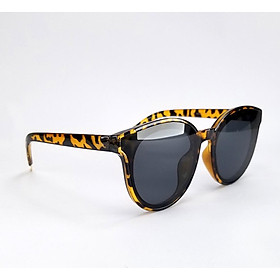 Mắt kính mát nữ thời trang DKY337B form mắt mèo màu đen. Tròng Polarized phân cực, chống tia UV.