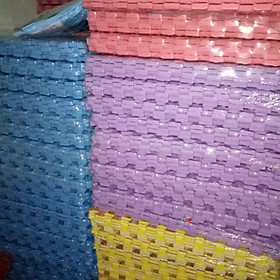 Mua Sỉ 30 tấm xốp trải sàn vân khế kích thước 60*60*1.2 cm ạ
