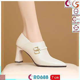 Giày bốt nữ cổ ngắn cao gót 7 phân RO688 ROSATA tại BCASHOP nổi bật với khóa chữ B độc đáo và sang trọng