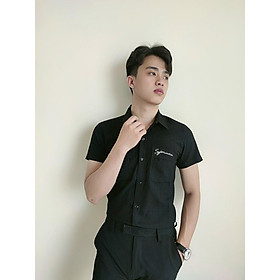ÁO SƠ MI ĐŨI TAY NGẮN,THIẾT KẾ HỌA TIẾT TRƠN NHƯNG KHÔNG KÉM PHẦN SANG TRỌNG,ĐẶC BIỆT LÀ CHẤT LIỆU VÃI THOÁNG MÁT VÀ MỊM