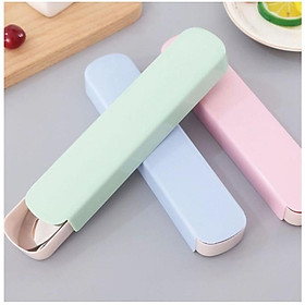Mua Bộ dụng cụ muỗng đũa nĩa ăn cơm kèm hộp đựng  chất liệu nhựa lúa mạch an toàn cho sức khỏe  thích hợp văn phòng  học sinh  sinh viên hay khi đi du lịch  picnic...  giao màu ngẫu nhiên+ Tặng kèm hình dán ngộ nghĩnh
