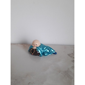 chú tiểu nằm trên mõ