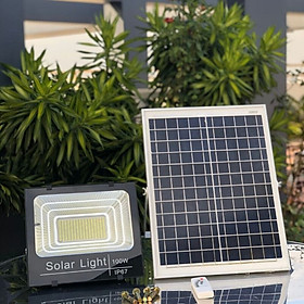 Đèn pha năng lượng mặt trời chống thấm nước IP67 100W. Có sensor cảm ứng sáng tối, tự động bật tắt, chống nước, độ sáng tương đương 100W. An tooàn. Dễ dàng lắp đặt. Không dùng điện