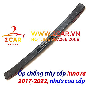 Ốp chống trầy cốp ngoài xe Toyota Innova 2017 - 2023, nhựa 3D cao cấp có phản quang
