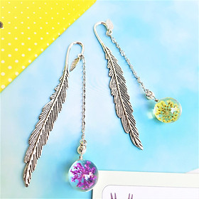Combo 2 Bookmark Đánh Dấu Sách Lông Vũ Kim Loại Phối Quả Cầu Thủy Tinh Hình Hoa Khô Màu Vàng Và Tím