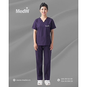 MedW Scrubs Y Tế Eggplant (Nữ)  Diana Tím Cà Sậm Bộ Trang Phục Bác Sĩ Điều Dưỡng Kỹ Thuật Spa Thẩm Mỹ Thiết Kế Pháp Trang Trọng, Vật Liệu Cotton Nhập Khẩu Chuyên Biệt Y Tế Xếp Ly Không Bám Dính Không Nhăn. Thêu Logo Thương Hiệu Riêng