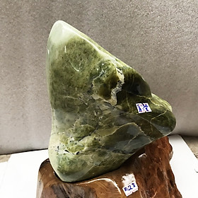 Cây đá phong thủy tự nhiên ngọc xanh lá serpentine cho người mệnh Hỏa và mộc nặng 5kg cao 38cm