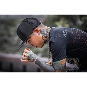 nón snapback Sơn Cao Cấp đen tuyền họa tiết nổi phong cách Hiphop năng động, thiết kế mỏ bằng độc đáo, khóa da dễ dàng tăng giảm size
