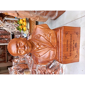 Tượng chân dung đại tướng võ nguyên giáp bằng gỗ hương đá kt cao 30×20×15cm