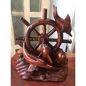 TƯỢNG 3 CON CÁ HEO GỖ GÕ VUI LƯỢN TRÊN BÁNH XE CÁ HEO TƯỢNG TRƯNG CHO SỰ MAY MẮN ĐIỀM LÀNH SIZE CAO 30CM X NGANG 30CM X SÂU 12CM ĐỂ BÀN