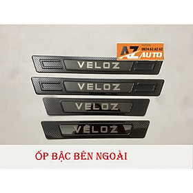 Ốp Bậc Cửa, Nẹp Bước Chân Toyota VELOZ 2022 - 2023 VÂN CARBON cao cấp- CHỮ TRÁNG GƯƠNG